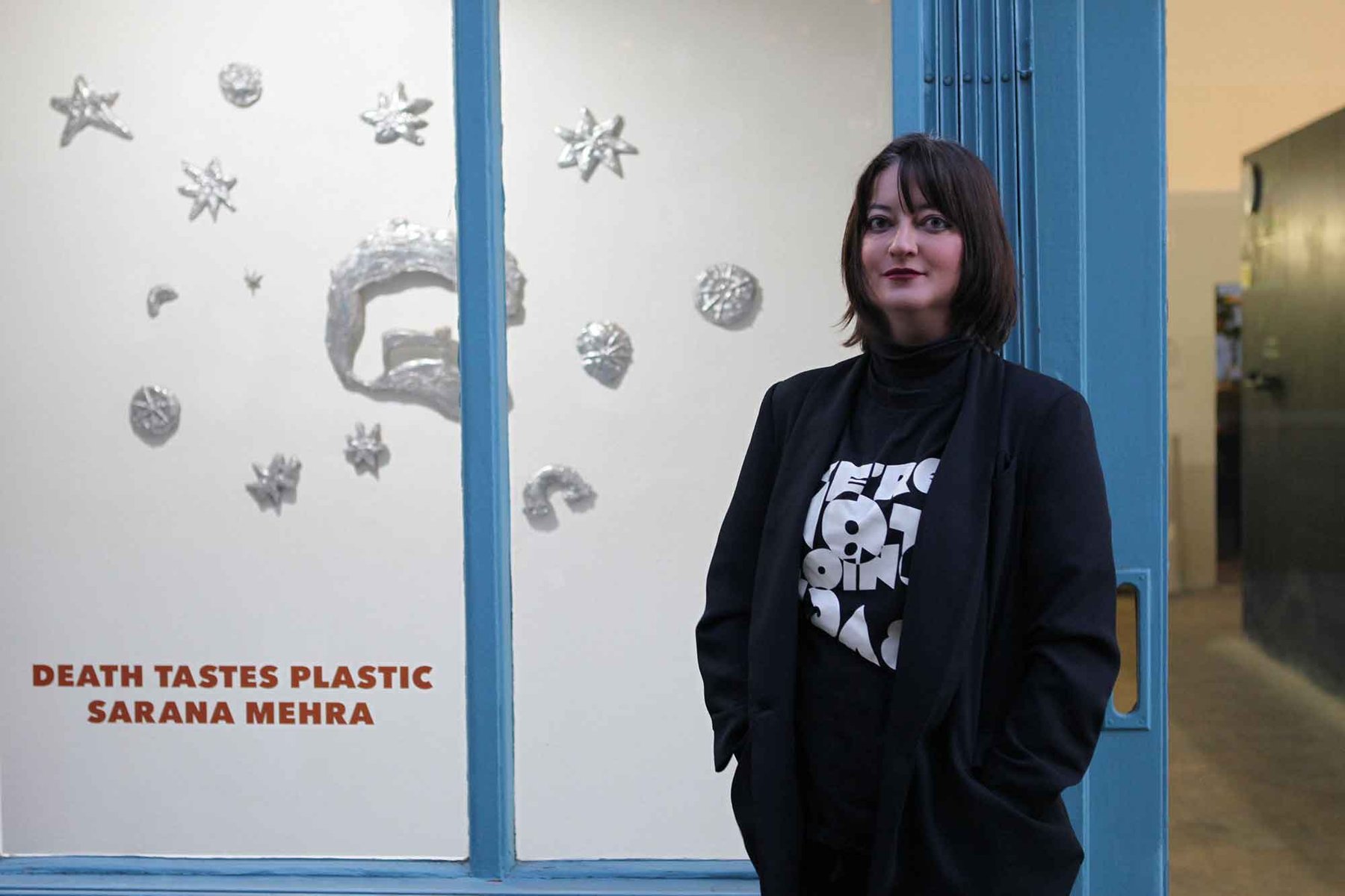サラナ・メーラ「Death Tastes Plastic」：IAO Gallery に並ぶ奉納物とミクストメディアの作品