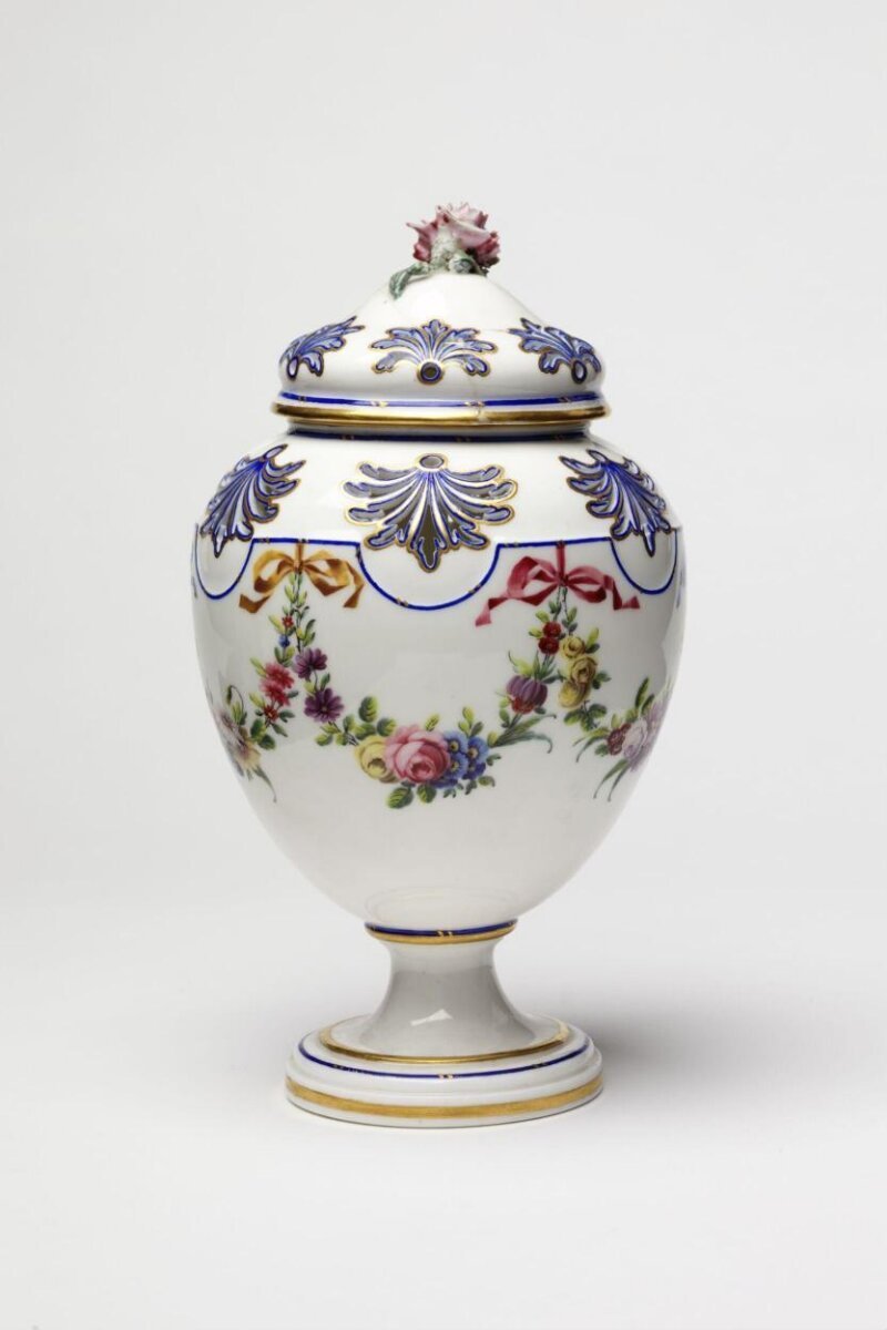 Sèvres, pot pourri Pompadour: bình sứ mềm nền trắng có nắp, vòng hoa vẽ men màu và thếp vàng, cổ bình chạm lỗ
