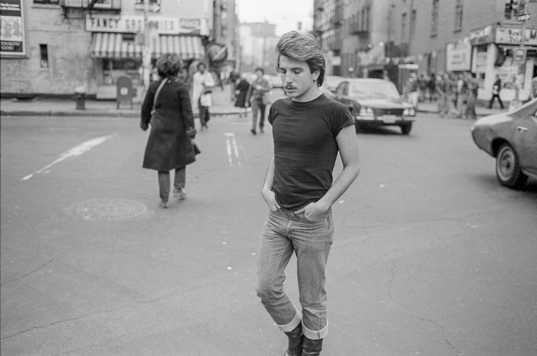 Sunil Gupta, Christopher Street: ảnh đen trắng những người đàn ông trên vỉa hè phố Christopher, New York, 1976