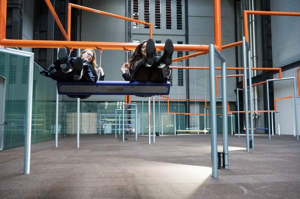 SUPERFLEX, One Two Three Swing!: đường ống cam và những chiếc xích đu ba người trong Turbine Hall
