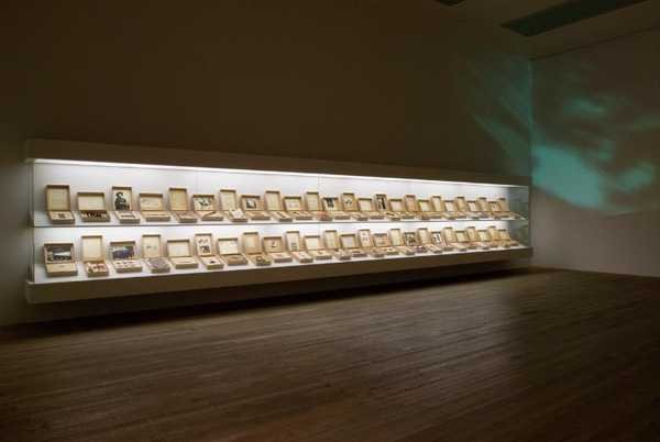Susan Hiller「From the Freud Museum」。展示ケースに並ぶ考古学用の段ボール箱。それぞれに小さな物と説明文