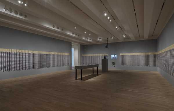 Tehching Hsieh, One Year Performance: dãy ảnh chân dung nghệ sĩ mặc đồng phục đứng cạnh máy chấm công, tóc dài dần
