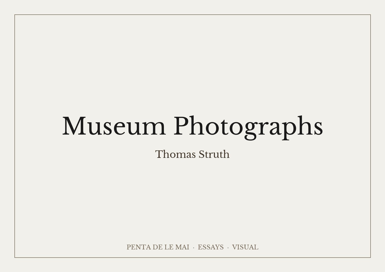 トーマス・シュトゥルート「Museum Photographs」。美術館の展示室で絵画の前に立つ来館者を写した大判カラー写真