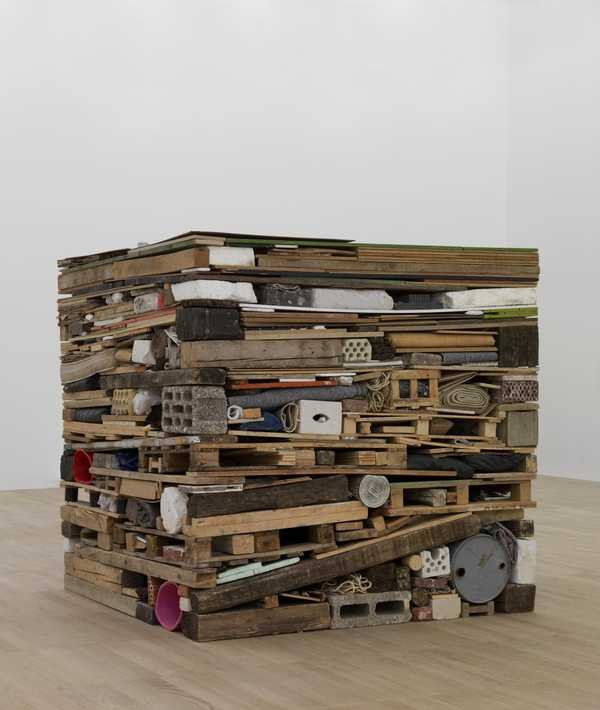 Tony Cragg, Stack: khối lập phương xếp chặt từ gỗ, gạch, bê tông, giấy, vải và kim loại thành nhiều tầng ngang