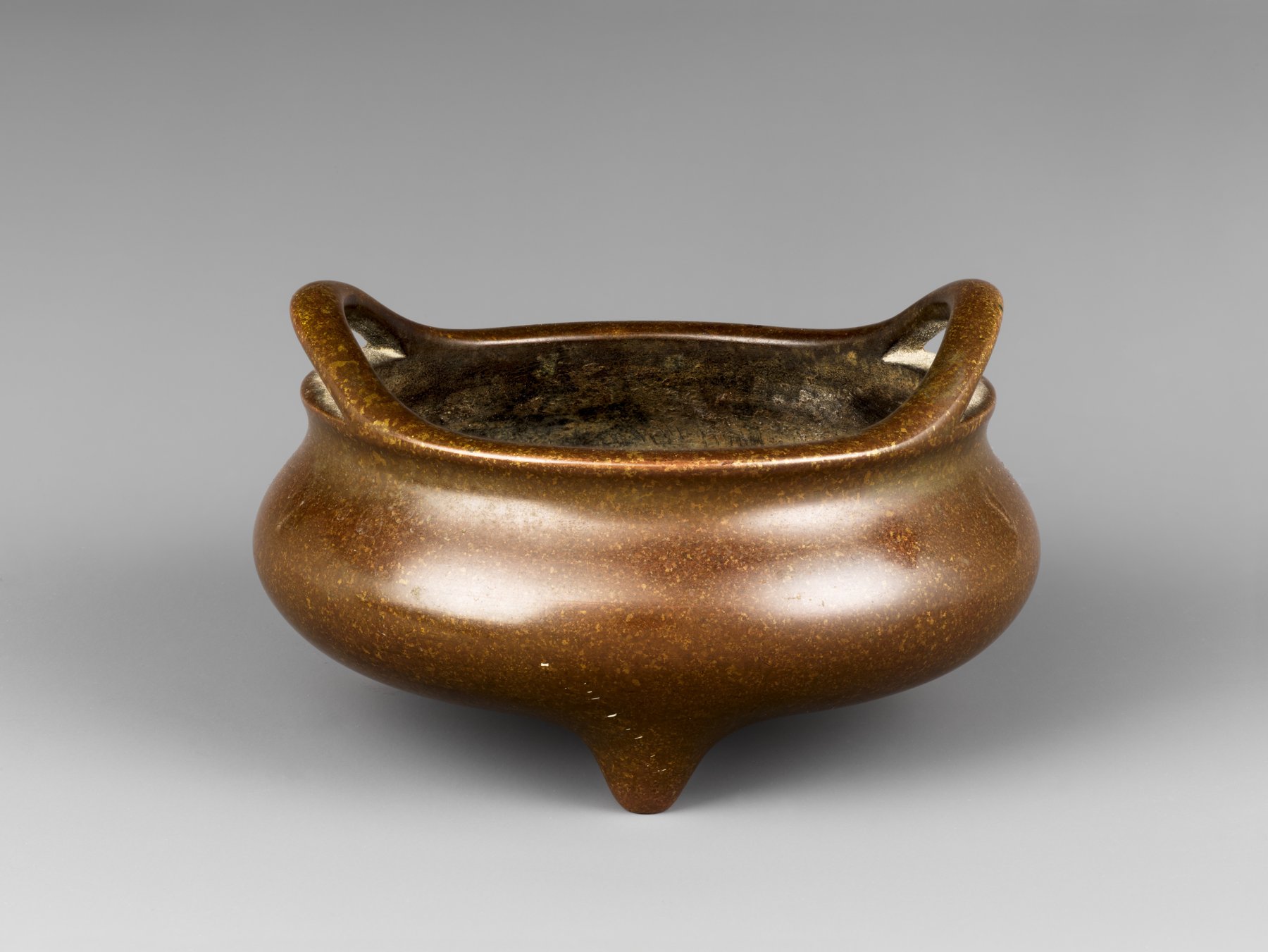 Incense burner (kōro): lư hương nhỏ bằng hợp kim đồng, cao 7,6 cm, có hiệu đề Tuyên Đức, Trung Hoa hoặc Nhật Bản
