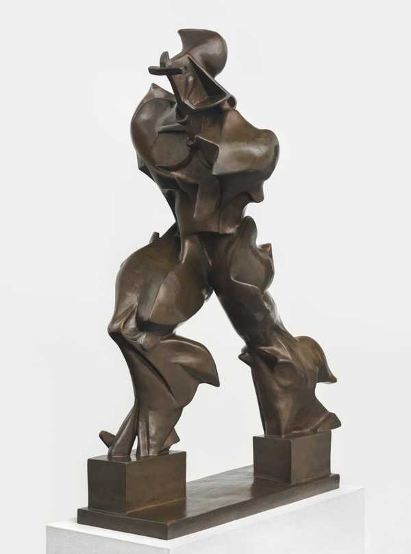 Umberto Boccioni, Unique Forms of Continuity in Space: tượng đồng hình người sải bước, cơ thể kéo giãn thành những khối lượn như bị gió thổi, đứng trên những khối đế nhỏ