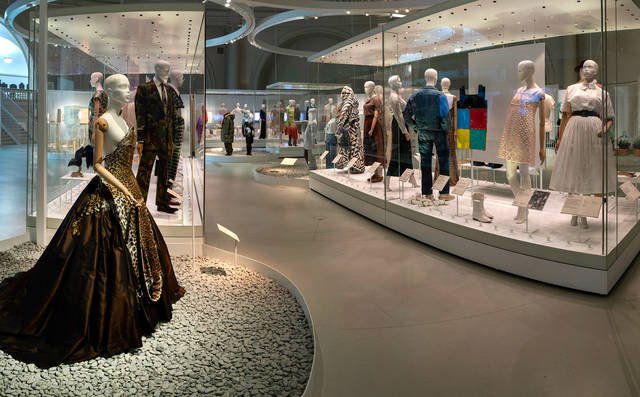 V&A の「Fashioned from Nature」。自然の標本の隣に展示された歴史的な服