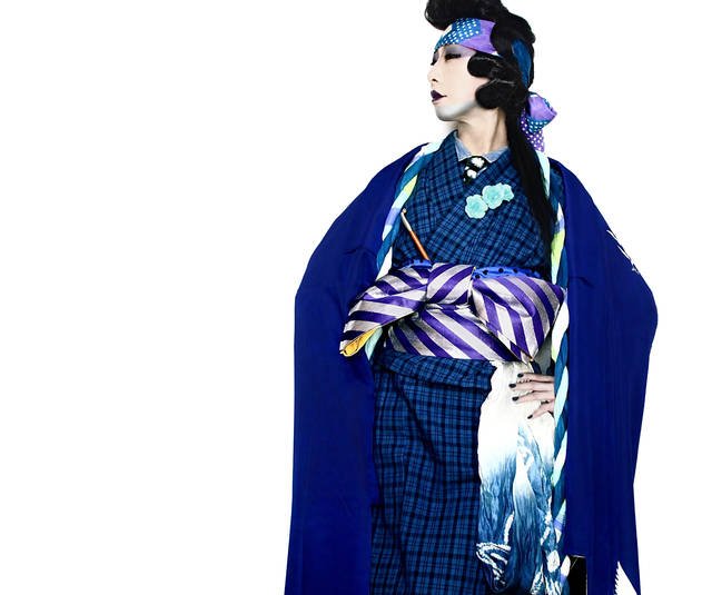 Kimono: Kyoto to Catwalk tại V&A: kimono hoạ tiết trưng bày cạnh trang phục đương đại