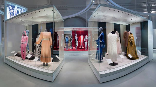 V&Aの「Undressed: A Brief History of Underwear」：展示された歴史的なコルセットと下着