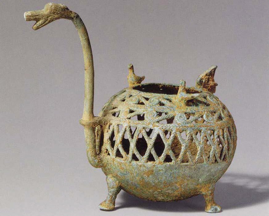「Incense Burner with Dragon Spout」：龍のかたちの注ぎ口をもつ小さな青銅の香炉、ベトナム、1〜3世紀