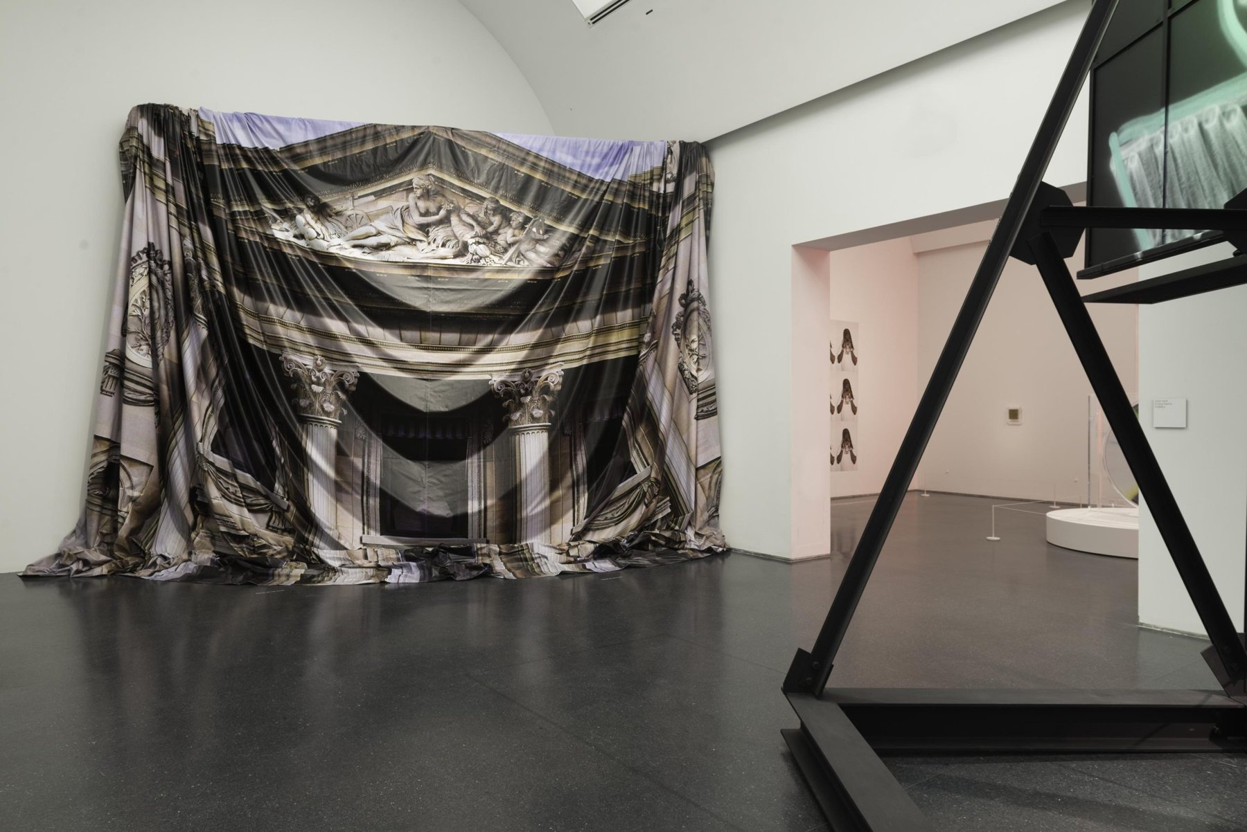 MCA シカゴの「Virgil Abloh: Figures of Speech」：展示空間の服、家具、物
