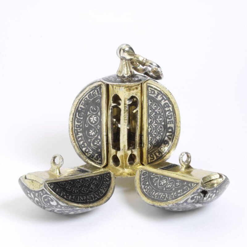 Pomander Ý khoảng năm 1350: quả cầu hương bạc mạ vàng một phần, khảm niello, hình quả táo, mở thành bốn múi, có quai hình bốn cánh