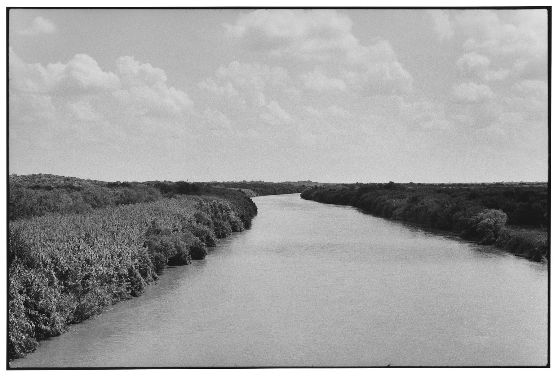 Zoe Leonard, Al río / To the River: ảnh đen trắng mặt sông Rio Grande và hai bờ