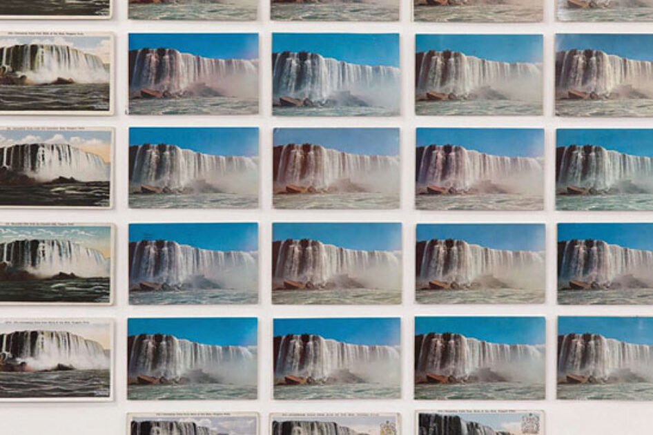 Zoe Leonard, You see I am here after all: hàng nghìn bưu thiếp Thác Niagara xếp thành dải dài trên tường Dia:Beacon